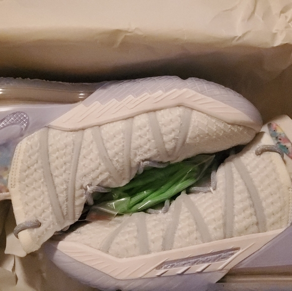 Nike LeBron 18 main image 6